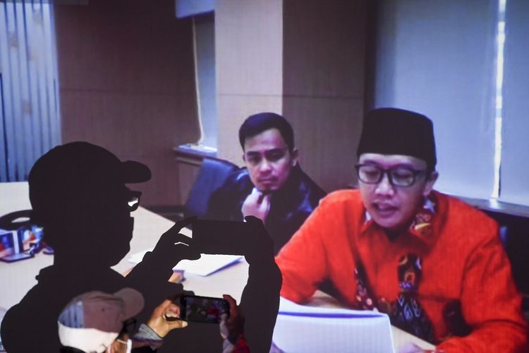 Terdakwa mantan Menteri Pemuda dan Olahraga Imam Nahrawi (kanan) menyampaikan nota pembelaan yang disiarkan secara live streaming dalam sidang lanjutan di gedung KPK, Jakarta, Jumat (19/6/2020). Sidang tersebut beragendakan pembacaan pledoi atau nota pembelaan terdakwa atas tuntutan yang diberikan Jaksa Penuntut Umum KPK. ANTARA FOTO/Nova Wahyudi/wsj.
