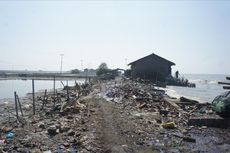 Tumpahan Minyak Cemari Pantai Karawang, Petani Tambak Khawatir Ikan Mabuk