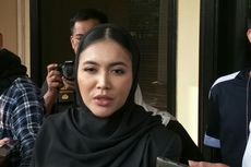 Pakaian Hitam hingga Tangisan Warnai Pertemuan Denada dan Mantan Suami di Tahanan