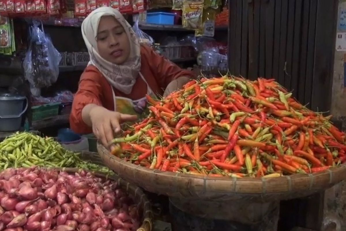 Pedagang cabai di Pasar Pagi Kota Tegal, Jawa Tengah, tengah menunggu pembeli di tengah melabungnya harga cabai imbas kenaikan BBM, Jumat (9/9/2022)