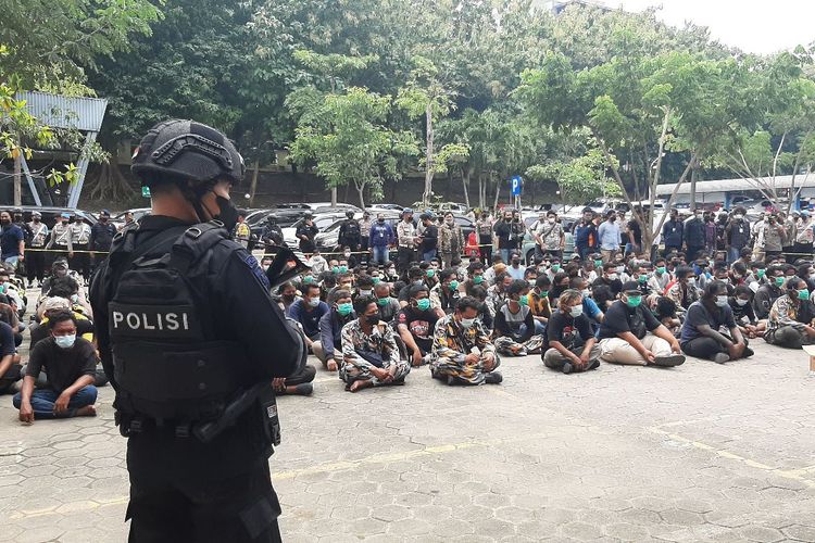 Ratusan peserta aksi demo GMBI asal Jateng dikumpulkan di halaman depan kantor Ditreskrimum Polda Jateng, Jumat (28/1/2022)