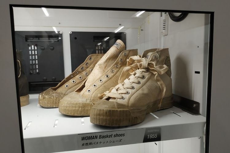 Koleksi sepatu Onitsuka Tiger yang berada di museum Onitsuka di Kobe, Jepang. 