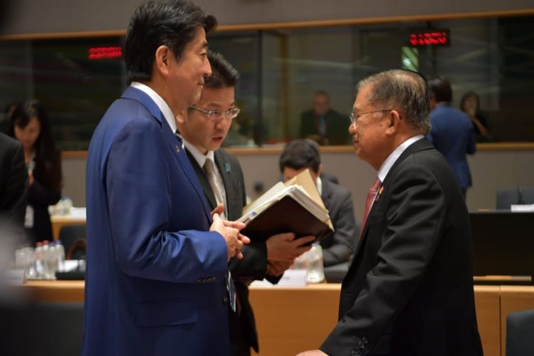 Jusuf Kalla bertemu Perdana Menteri Jepang Shinzo Abe di sela-sela pembukaan KTT ASEM (Asia-Europe Meeting) ke-12 di Gedung Europese Commission Building, Brussels, Belgia.