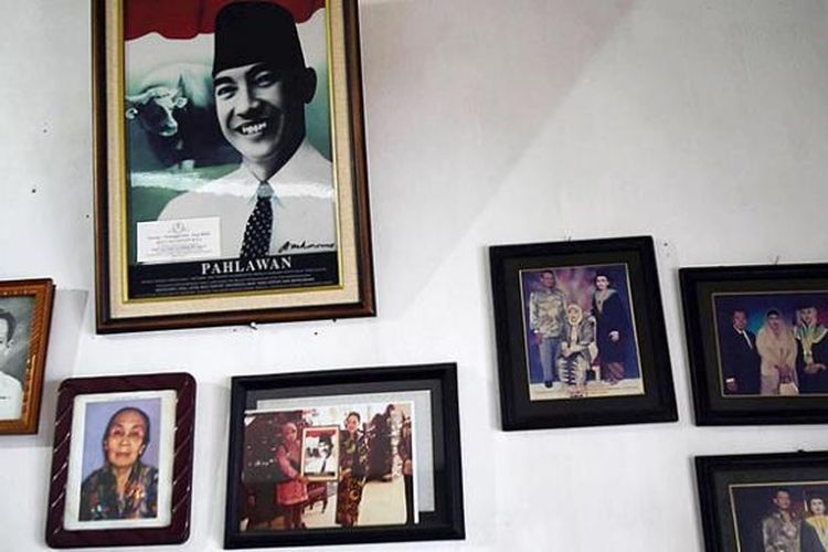 Foto Soekarno menyempil di antara foto keluarga di Rumah Kelahiran Bung Karno, Jalan Peneleh Gang IV, atau biasa disebut Gang Pandean, Nomor 40, Surabaya, Rabu (12/8/2015).