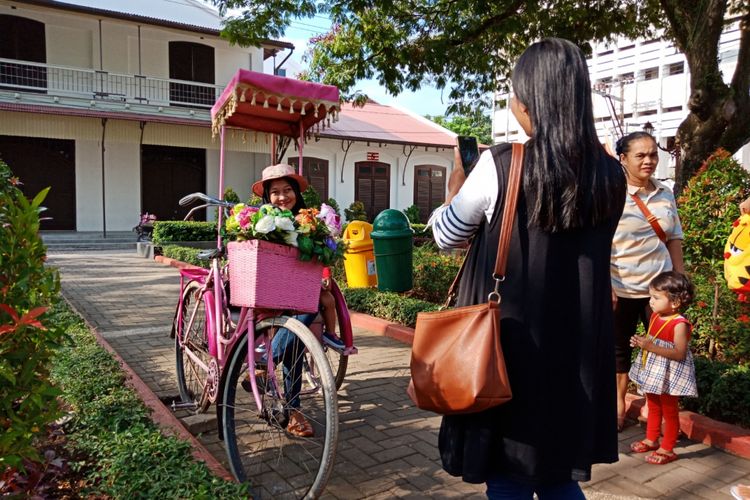 Wisatawan bergaya ala noni Belanda di Taman Srigunting, Semarang, Rabu (28/3/2018).