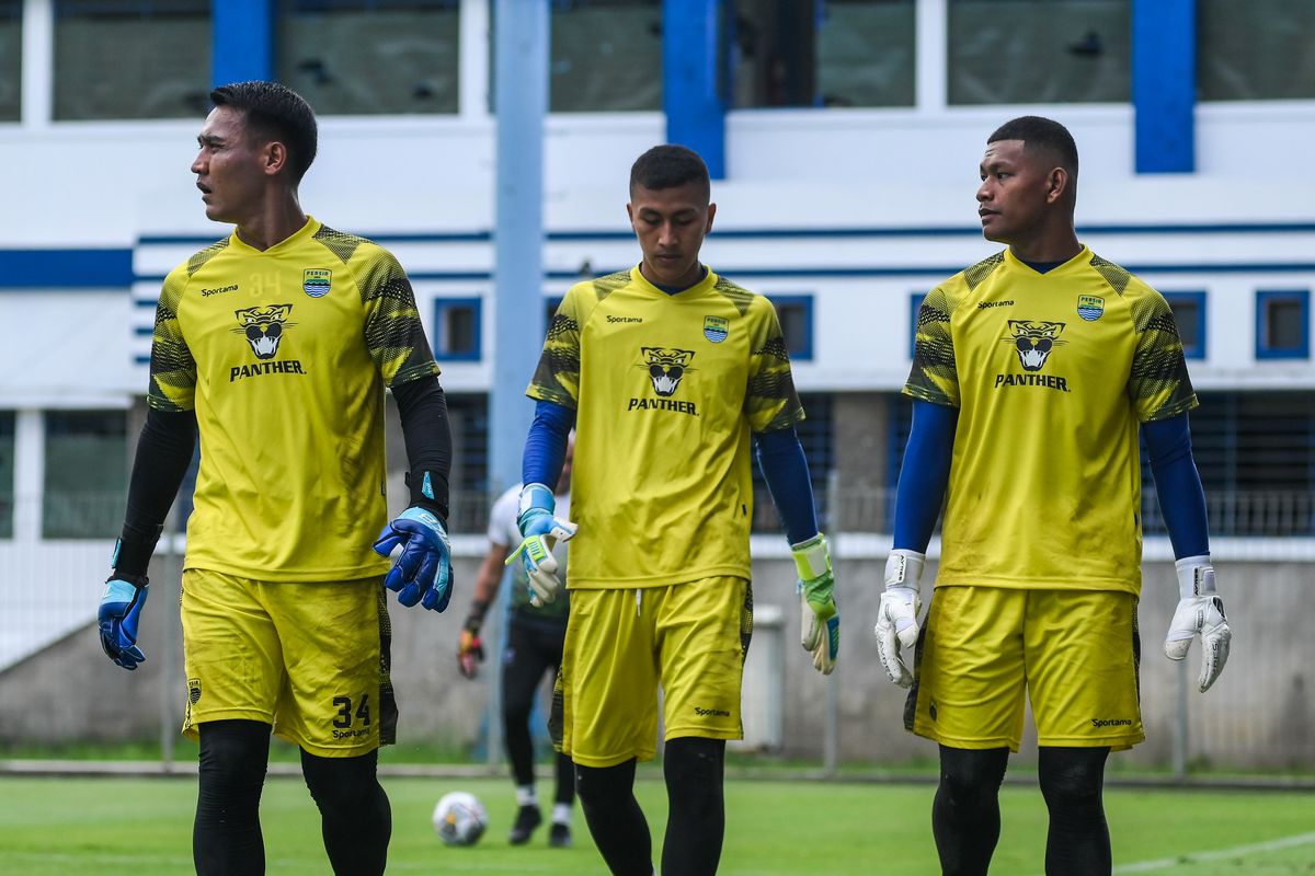 Jajaran penjaga gawang Persib di Liga 1 2023-2024, dari kiri Reky Rahayu, Fitrah Maulana, dan Sheva Sanggasi saat menjalani sesi latihan di Stadion Persib, Sidolig, Bandung. 