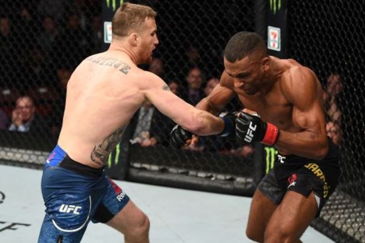 Justin Gaethje (kiri) menghancurkan Edson Barboza