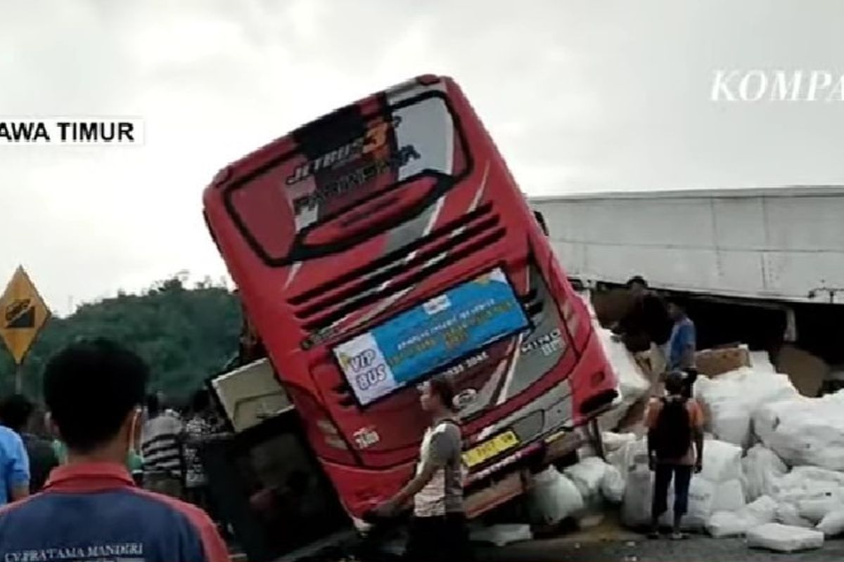 Penampakan bus dan truk yang bertabrakan di Tol Lawang Malang, Senin (23/12/2024. Empat orang dikabarkan tewas.