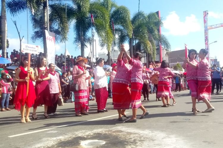 Meriahnya karnaval musik di Kota Ambon, Jumat (6/9/2019). Karnaval ini diselenggarakan dalam rangka menyambut Hari Ulang Tahun Kota Ambon ke 444 yang jatuh pada Sabtu (7/9/2019) besok