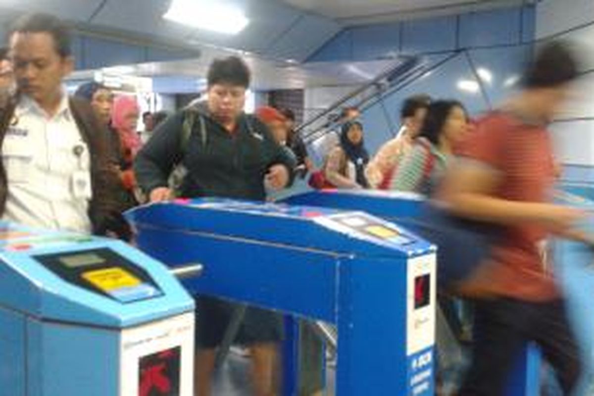Para pengguna jasa commuterline Jabodetabek keluar dari stasiun Juanda, Jakarta Pusat, Kamis (26/3/2015).