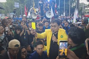 BEM SI Berikan Kartu Kuning ke Wamendiktisaintek Saat Aksi Hardiknas