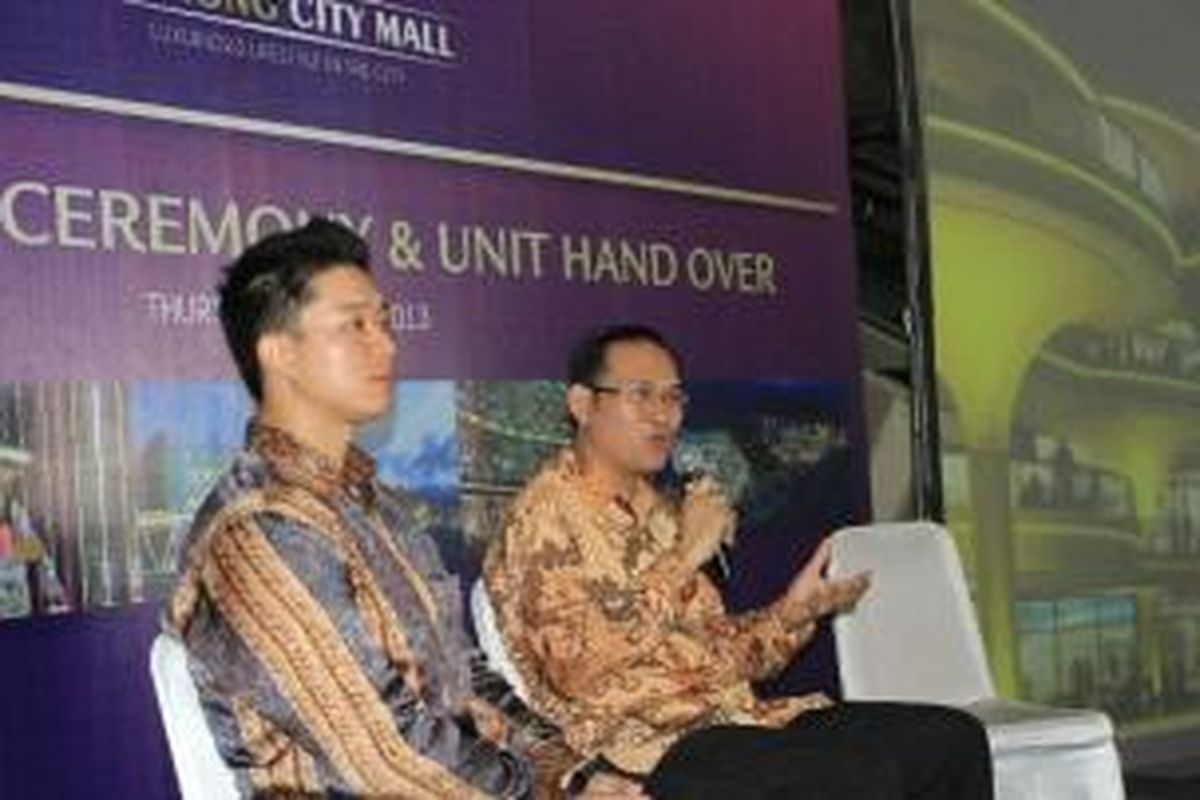 Komisaris PT Puri Wahid Pratama, Denny Putra Husodo (kiri), saat berbincang dengan media di acara topping off Cibinong City Mall di Cibinong, Kamis (25/7/2013).