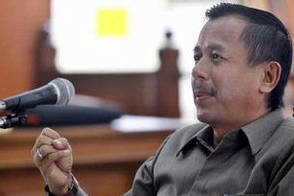 Mantan penyidik Direktorat II Ekonomi Khusus Bareskrim Polri, Brigjen (Pol) Edmond Ilyas, menjadi saksi dalam sidang dengan terdakwa Haposan Hutagalung di Pengadilan Negeri Jakarta Selatan, Jumat (22/10/2010). Selain Edmond, ada delapan orang lainnya yang menjadi saksi dalam sidang ini. Haposan diduga terlibat dalam mafia kasus Gayus HP Tambunan. 