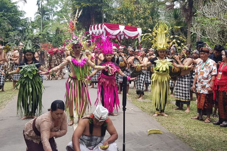 Peserta World Flower Council (WFC) Summit 2019 disambut penari saat sampai Sekar Bumi Farm Gianyar, Bali. 