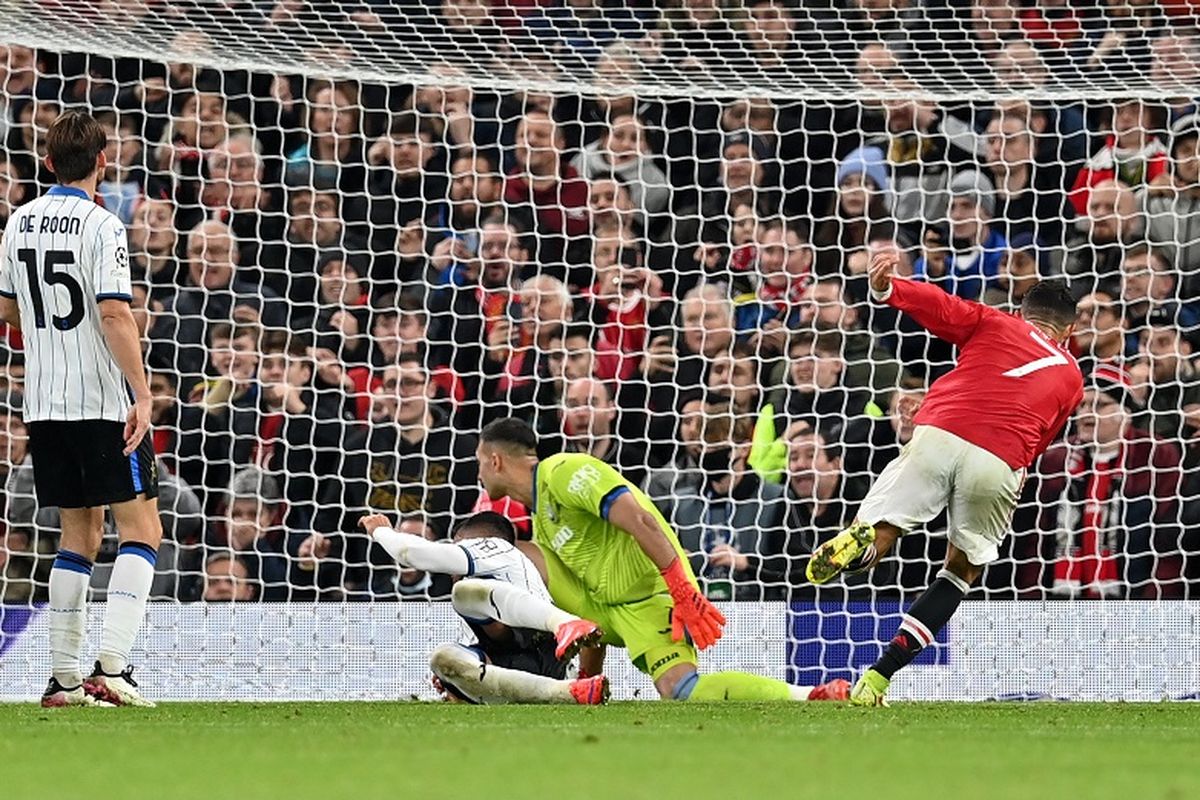 Penyerang Manchester United Cristiano Ronaldo (kanan) mencetak gol ketiga timnya pada laga Grup F Liga Champions antara Man United vs Atalanta di Stadion Old Trafford di Manchester pada 20 Oktober 2021.