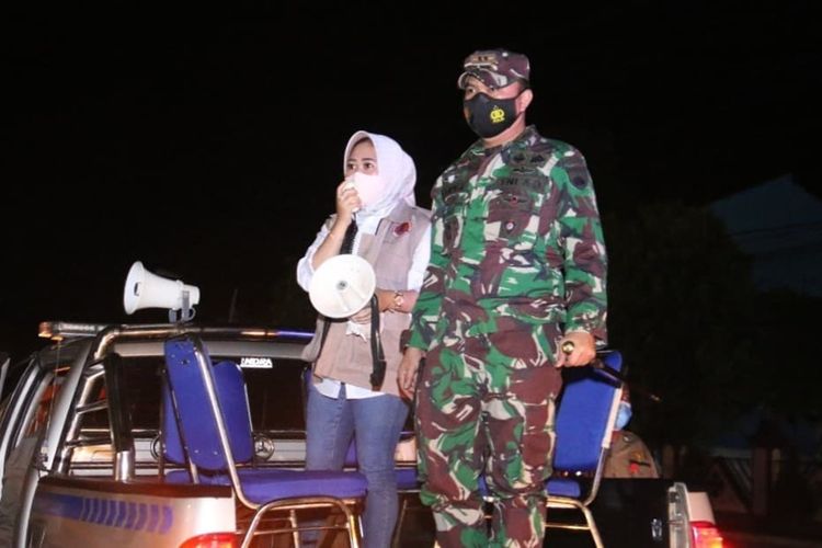 Bupqti Purbalingga, Dyah Hayuning Pratiwi melakukan patroli penerapan PPKM Darurat di sejumlah kafe dan restoran, Senin (5/7/2021) malam.