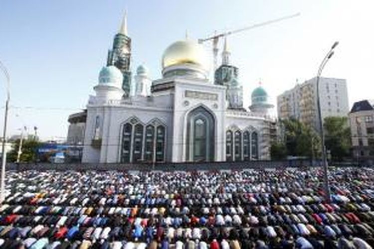 Umat muslim Rusia sedang menjalankan ibadah shalat di sebuah masjid di kota Moskwa.
