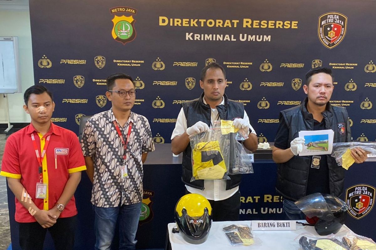 Kasubdit Resmob Polda Metro Jaya AKBP Titus Yudho Ully (kedua dari kanan) saat menunjukkan barang bukti pencurian di minimarket Alfamart, Senin (29/5/2023).