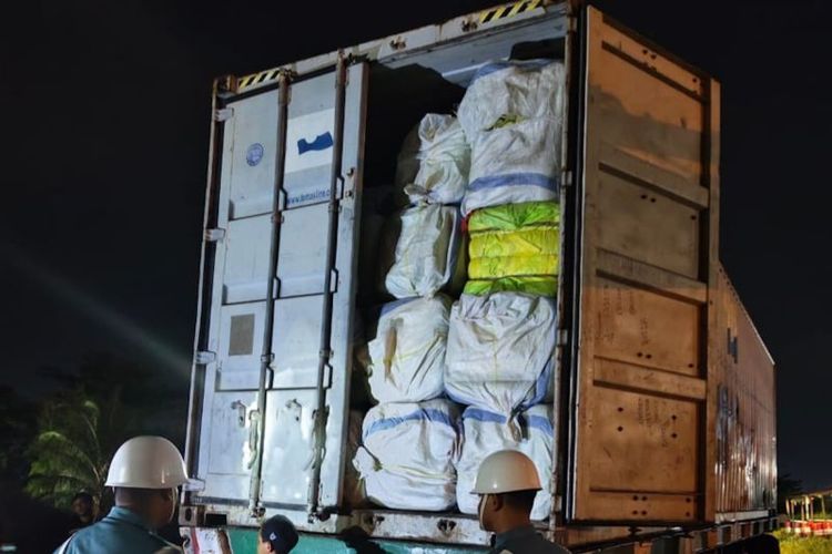 TNI AL Gagalkan Penyelundupan 6 Kontainer Pakaian Bekas Asal Malaysia di Pontianak