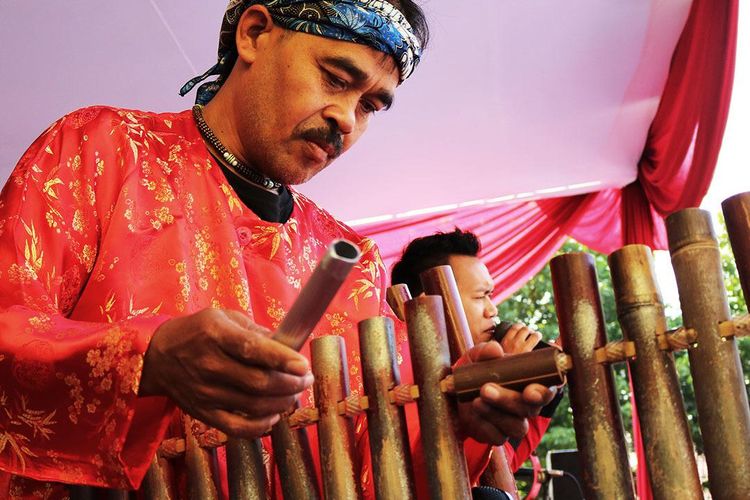 Ilustrasi pemain calung.