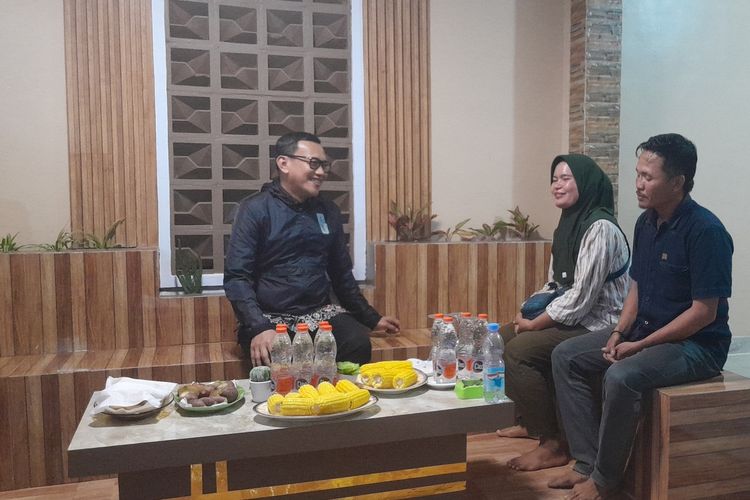 Menteri Perlindungan Pekerja Migran Indonesia (PPMI) Abdul Kadir Karding (kiri) saat menginap di rumah Santi dan Salmin di Desa Ciparagejaya, Kecamatan Tempuran, Karawang, Jawa Barat, Kamis (9/1/2025) malam. Santi merupakan purna PMI yang inspiratif.