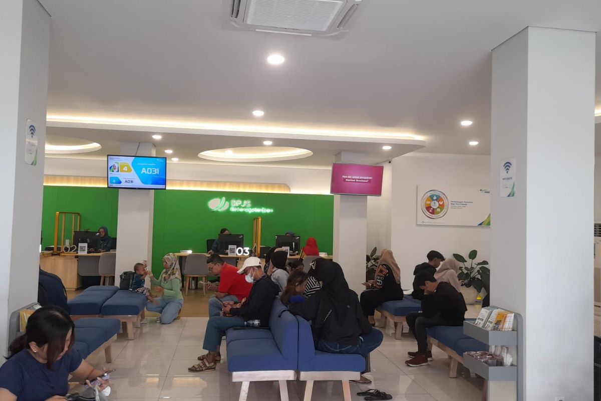 Masyarakat menunggu dilayani di kantor BPJS Ketenagakerjaan Surakarta, di Solo, Jawa Tengah, Rabu (13/11/2024).