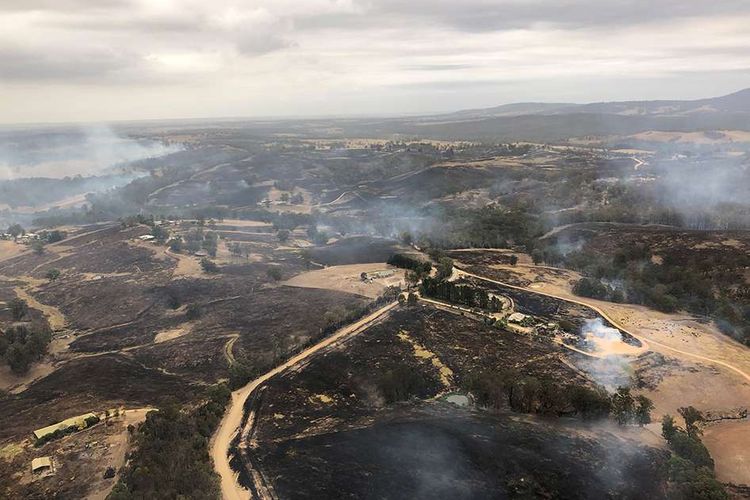 Foto udara menunjukkan dampak kebakaran hutan di Bairnsdale, Victoria, Australia, Senin (30/12/2019) pada gambar yang didapat dari media sosial. Kebakaran hutan hebat yang melanda sejumlah negara bagian di Australia dilaporkan menewaskan sedikitnya 24 orang, dengan lebih dari 2.000 rumah hancur dan membunuh sekitar 500 juta hewan liar.