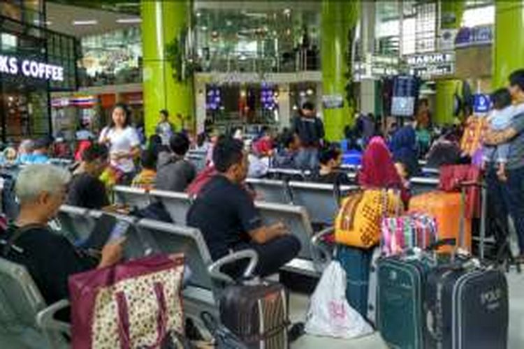 Penumpang menunggu keberangkatan kereta api dari Stasiun Gambir, Jakarta Pusat, Senin (26/12/2016).
