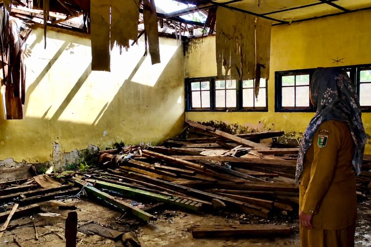 Atap Sekolah Ambruk, Siswa SD di Lampung Timur Terpaksa Belajar Bergantian, Ruang Guru Disulap Jadi Kelas
