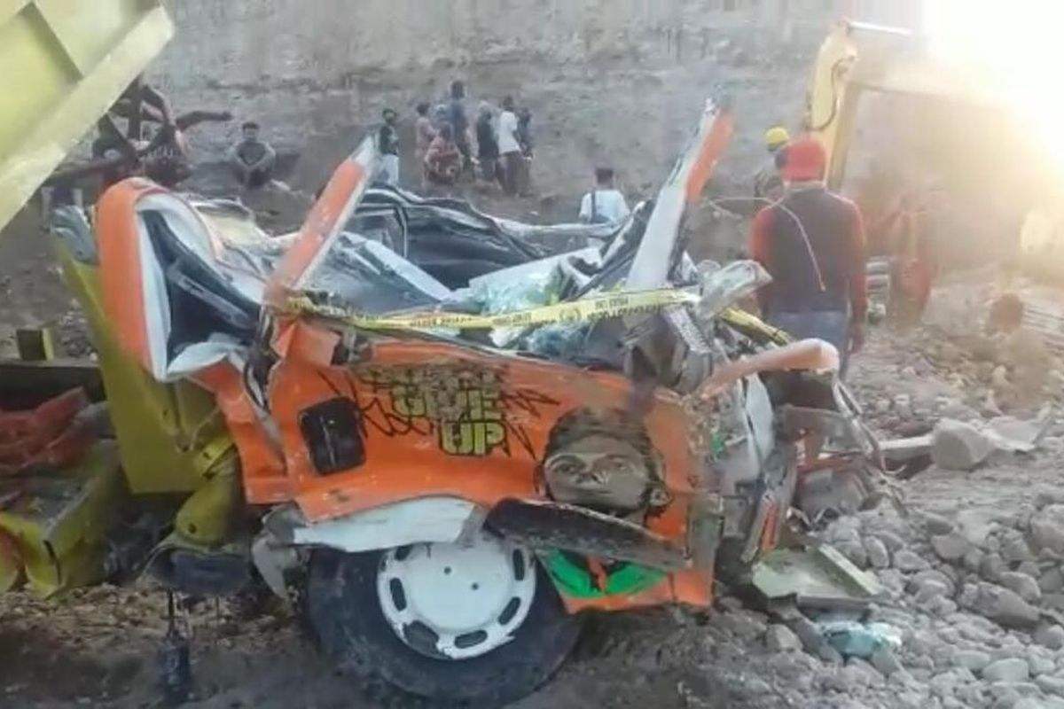 Dua orang tewas tertimpa reruntuhan batu di lokasi tambang batu di Desa Blimbing Kecamatan Sluke, Kabupaten Rembang, Jawa Tengah, Rabu (6/5/2020) sore.