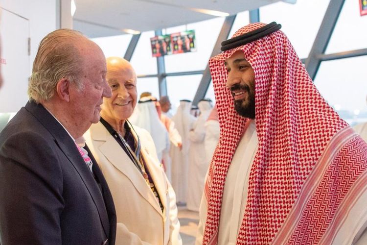 Foto yang menunjukkan mantan raja Spanyol Juan Carlos (kiri) saat bertemu Putra Mahkota Arab Saudi Mohammed bin Salman ketika perhelatan Formula 1 di Abu Dhabi.
