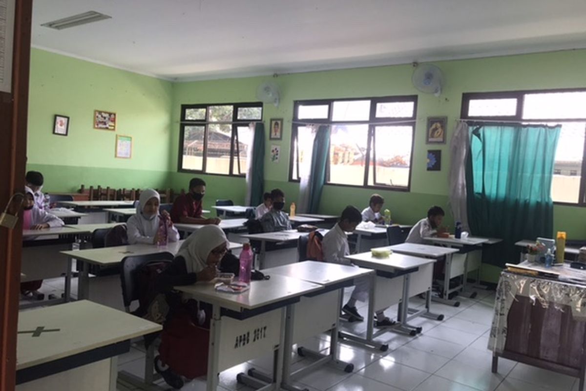 Murid SMPN 02 Bekasi saat istirahat dalam pembelajaran tatap muka, Senin (3/8/2020).