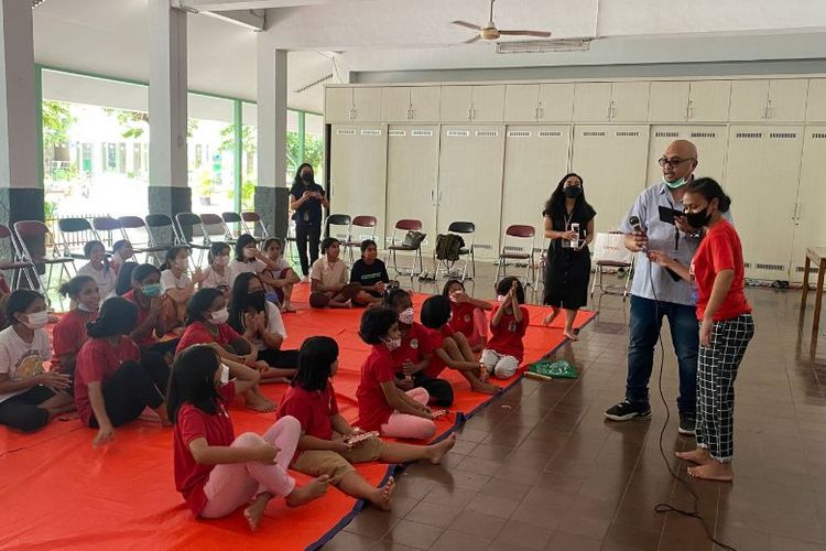 Tim TJSL HKI bermain kuis dengan anak-anak Panti Asuhan Vincentius Putri 