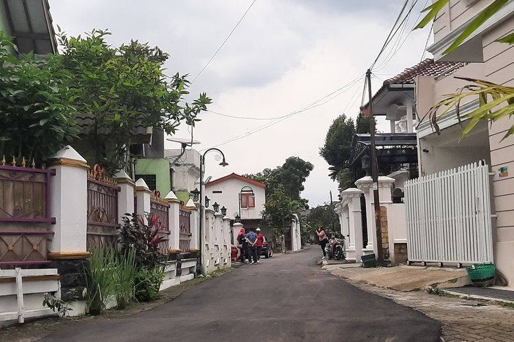 Pengerjaan pengaspalan Jalan Lombok yang menuju kediaman calon istri Kaesang Pangarep, Erina Gudono di Purwosari, Sinduadi, Kecamatan Mlati, Kabupaten Sleman telah selesai.