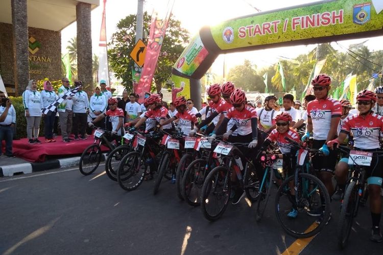 Ribuan penggemar sepeda tumpah ruah di sisi Pantai Senggigi, Lombok Barat untuk mengikuti Gowes Nusantara, Minggu (1/9/2019) pagi. 