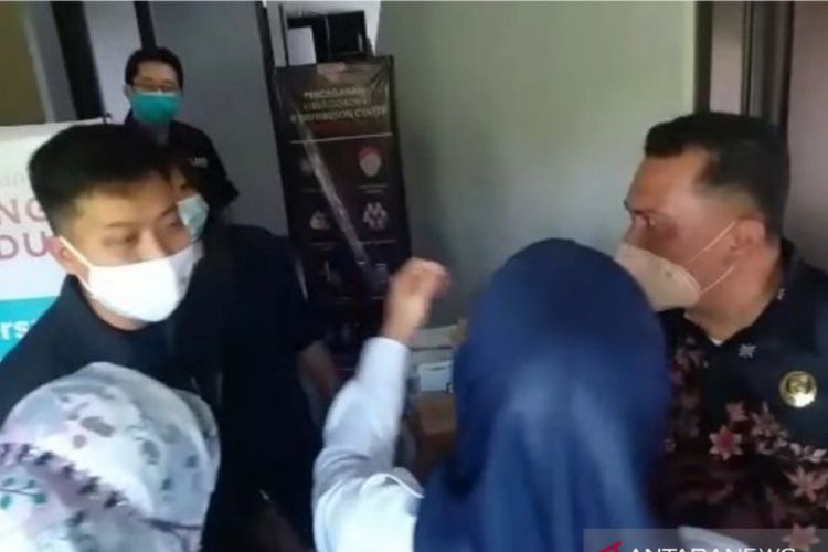 Ketua Komisi D DPRD Kabupaten Cianjur Sahli Sahidi (mengenakan batik) mengamuk saat sidak, karena perlakuan pihak manajemen perusahaan yang terksesan menolak kehadirannya pada Rabu (4/8/2021). 
