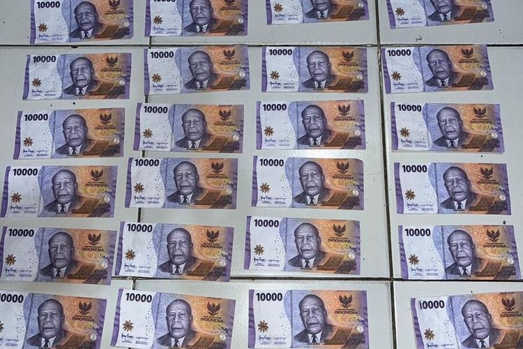 Uang pecahan Rp 10.000 yang diduga palsu diedarkan oleh suami istri di Bantul.