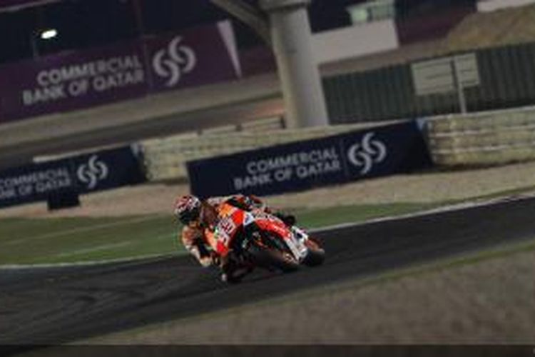 Pebalap Repsol Honda asal Spanyol, Marc Marquez, menikung di Sirkuit Losail saat menjalani sesi kualifikasi GP Qatar, Sabtu (22/3/2014).