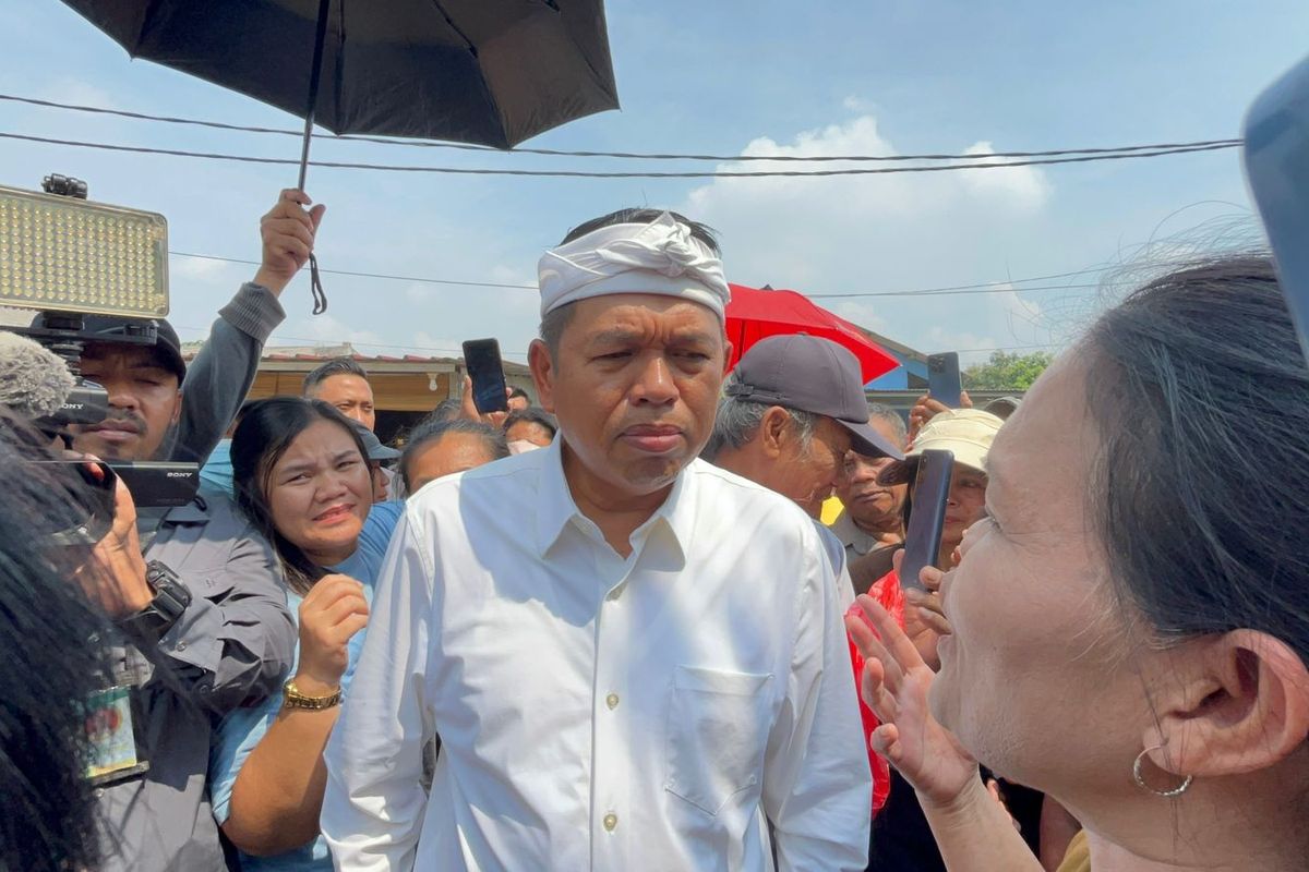 Gubernur Jawa Barat Dedi Mulyadi saat menemui warga Kampung Baru, Harjamukti, Cimanggis, Kota Depok, Kamis (8/5/2025).