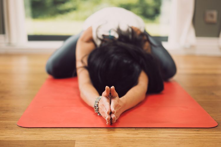 Yoga atau meditasi bisa digunakan meredakan kram menstruasi.