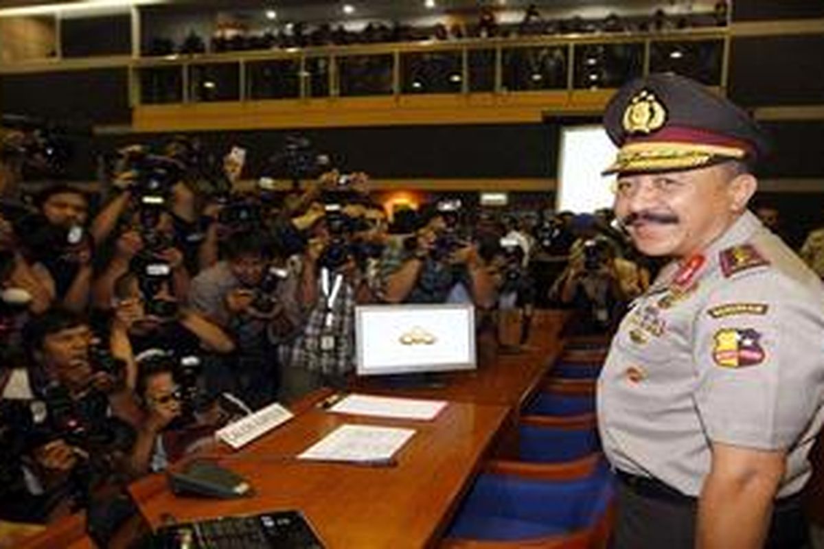 Komjen Timur Pradopo, calon tunggal Kapolri, berdiri sejenak di dalam gedung DPR sebelum pelaksanaan uji kelayakan dan kepatutan, Kamis (14/10/2010).