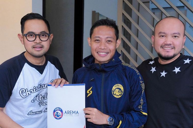 Evan Dimas (tengah) foto bersama Presiden Klub Gilang Widya Pramana (kiri) dan Manajer M Ali Rifki (kanan) seusai menandatangi kotrak pemain Arema FC.