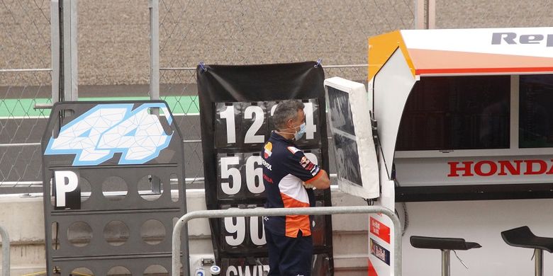 Kru Repsol Honda sibuk mengopersikan papan pit untuk Pol Espargaro.