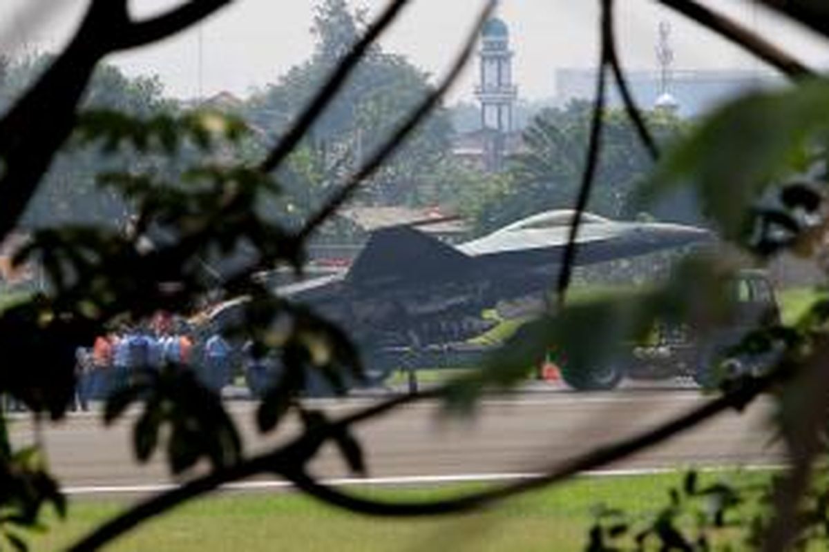 Pesawat F-16 milik TNI Angkatan Udara yang terbakar di Landasan Udara Halim Perdanakusuma, Jakarta, Kamis (16/4/2015). Pesawat tiba-tiba terbakar sesaat setelah gagal terbang. Tidak ada korban jiwa dalam peristiwa ini.