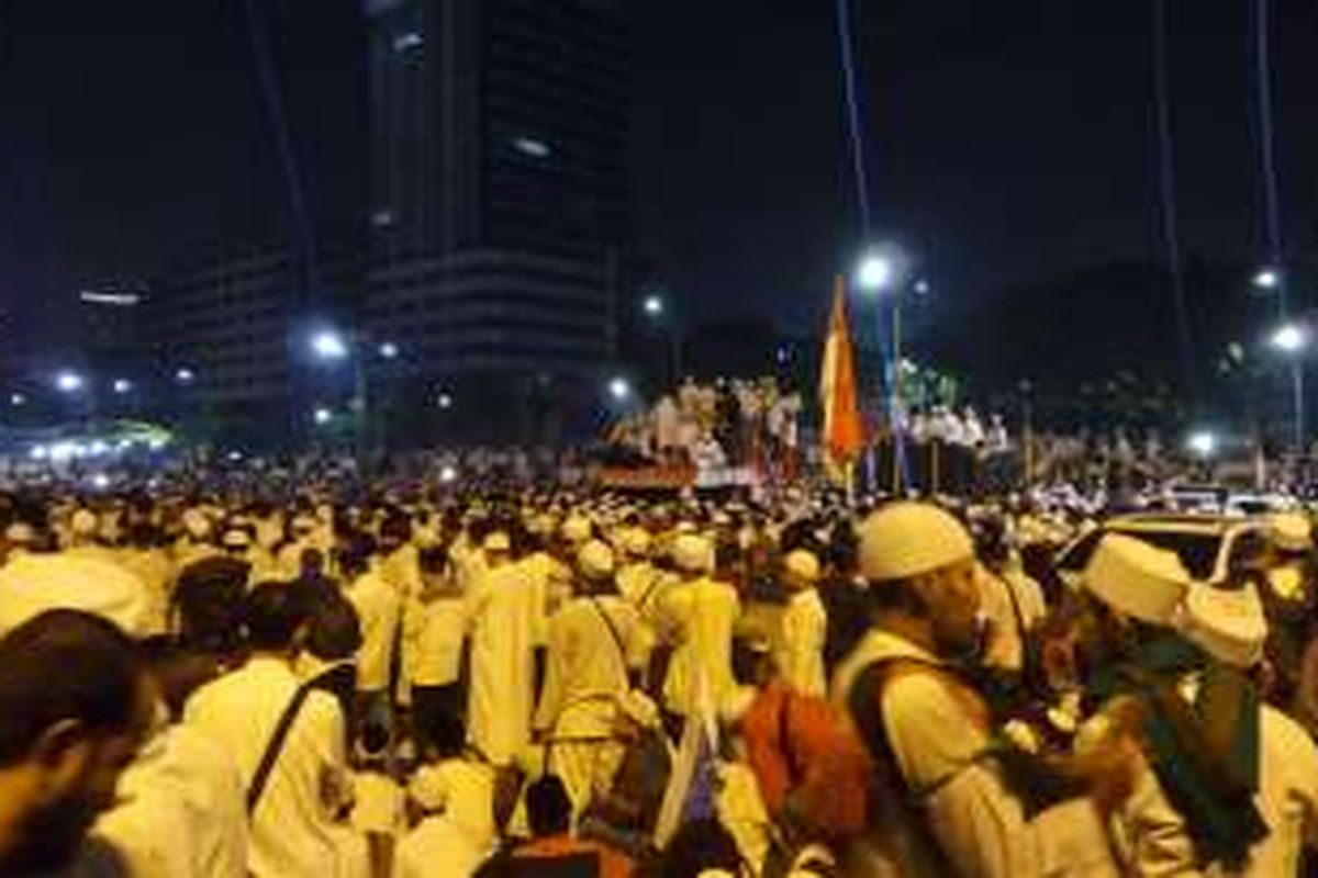 Ribuan demonstran berkumpul di halaman depan Kompleks Parlemen, Senayan, Jakarta, Jumar (4/11/2016) malam. Aksi tersebut melumpuhkan aktivitas ruas Jalan Gatot Soebroto di sekitar lokasi.