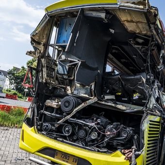 Kondisi bangkai bus PO Cahaya Trans bernomor polisi B 7201 IV pascakecelakaan terparkir di kawasan Gerbang Tol Muktiharjo, Semarang, Jawa Tengah, Senin (22/12/2025). Berdasarkan data posko gabungan Natal 2025 dan Tahun Baru 2026 mencatat 16 penumpang meninggal dunia dan 18 penumpang lainnya mengalami luka-luka imbas kecelakaan tunggal bus PO Cahaya Trans rute Jatiasih?Yogyakarta tersebut pada Senin (22/12) dini hari. ANTARA FOTO/Aprillio Akbar/foc.