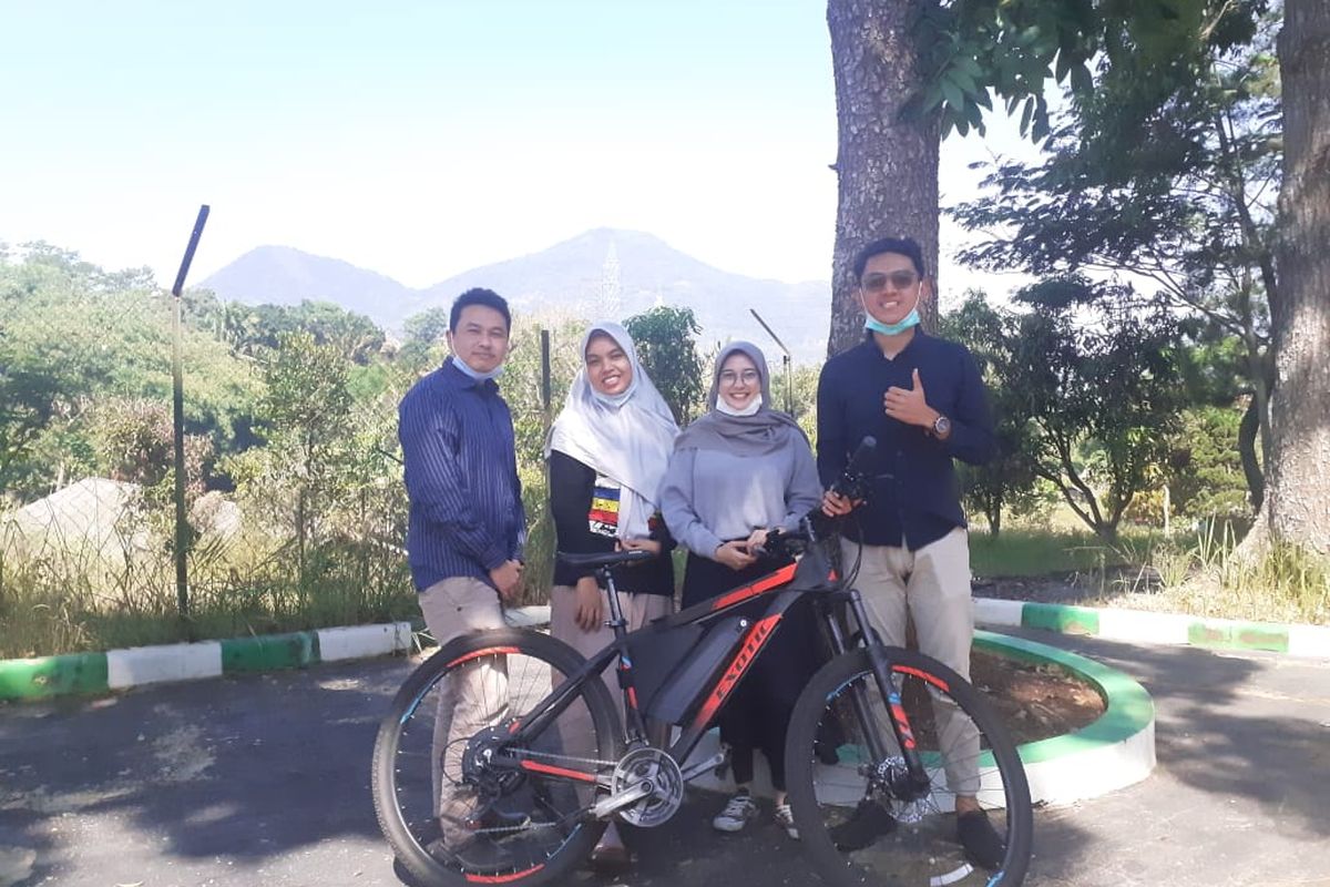 Tiga mahasiswa Unpad dan dosen pembimbingnya membuat sepeda listrik bertenaga surya yang ramah lingkungan. 