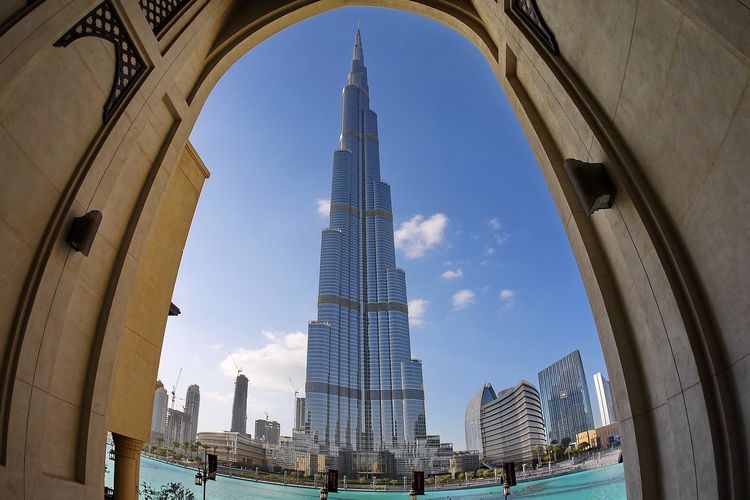 Gedung tertinggi di dunia Burj Khalifa di Dubai. Tinggi gedung ini lebih dari 800 meter