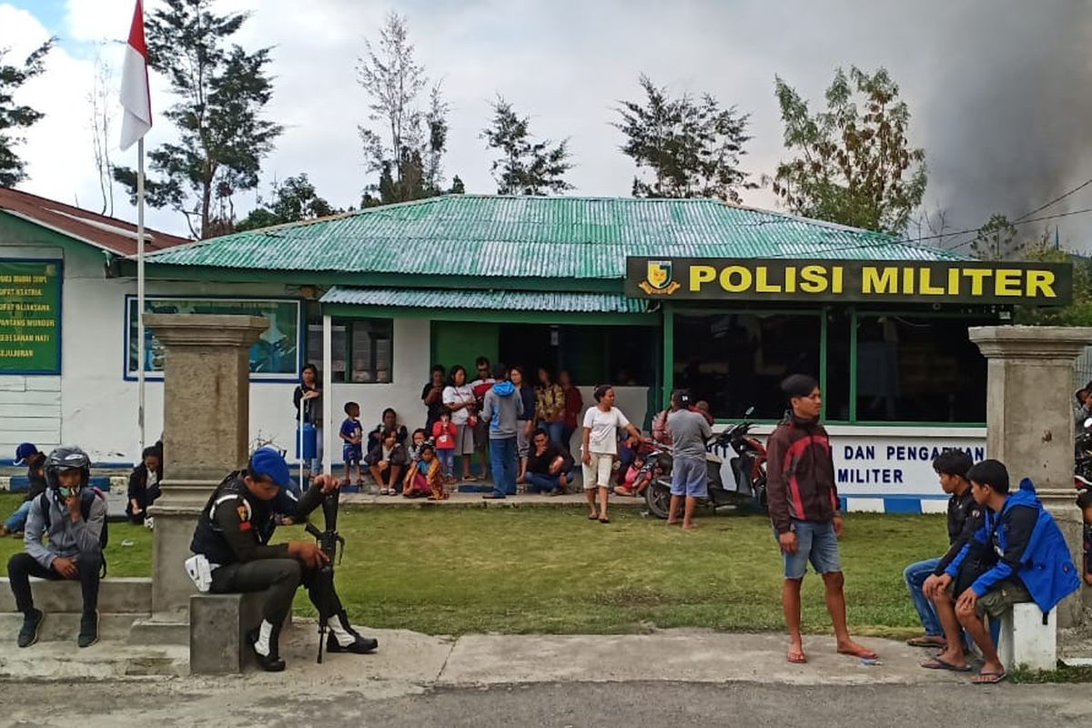 Kondisi warga yang mengungsi di markas Polisi Militer pasca-kerusuhan Wamena pada pagi ini, Selasa (24/9/2019).