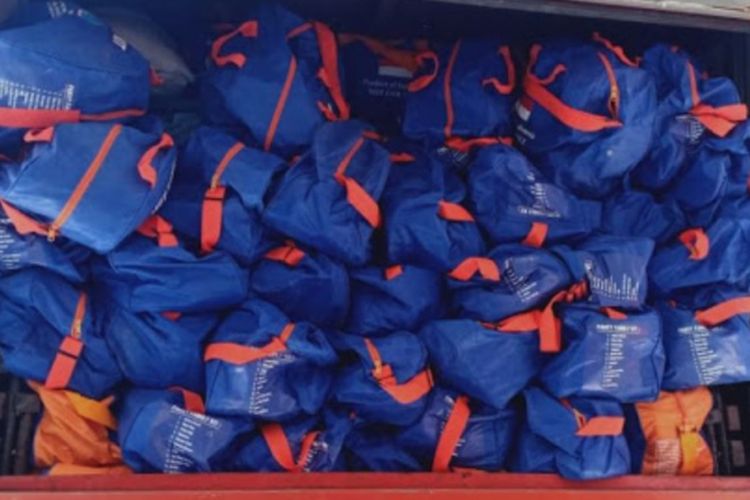 Adapun bantuan yang diberikan Pemprov Sulut meliputi matras 100 lembar, selimut 100 lembar, kain sarung 400 lembar, karung 2.000 lembar, sarung tangan, perlengkapan dapur, makanan siap saji, lauk pauk, masker dan lain-lainnya. 